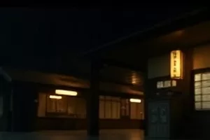 修灯人提着工具包走在空无一人的午夜街道